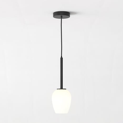 Tacoma Pendant (1429025) in Negro Mate with Tacoma Tulip Glass (5036007) in Blanco (Ópalo)